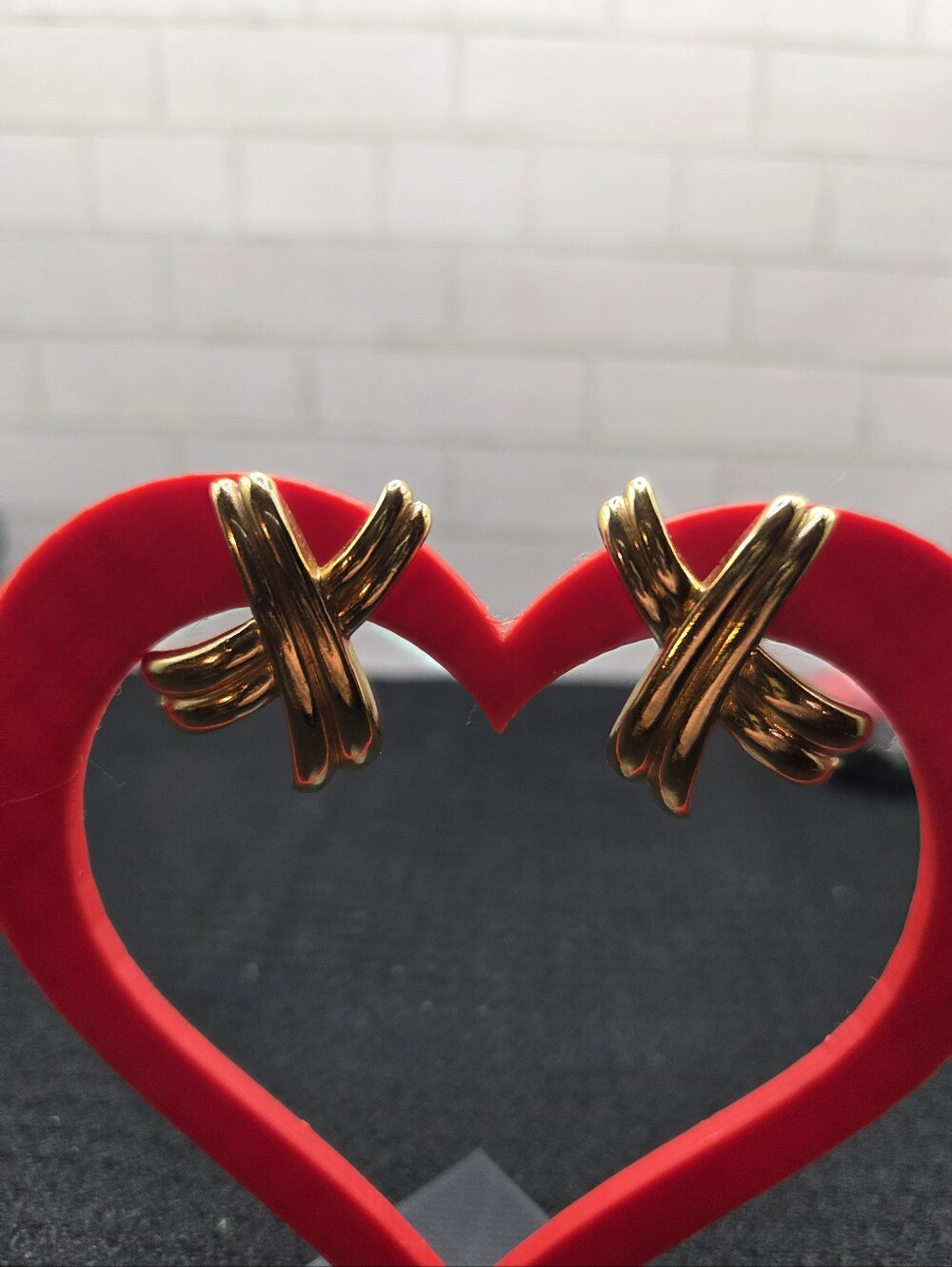 1441. Vintage Avon Gold Tone X Earrings